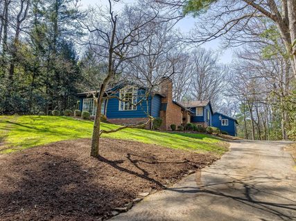 11 Forest Road