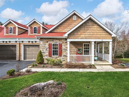 18 Old Creek Lane sold townhome in Shaws Creek Farm, Hendersonville, NC