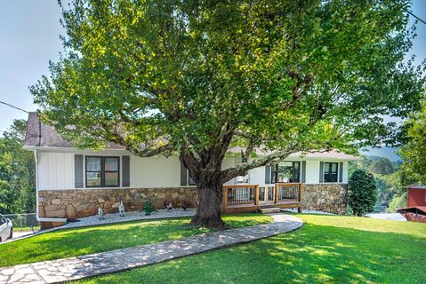 55 Dogwood Drive sold home in Dogwood Knolls, Weaverville, NC