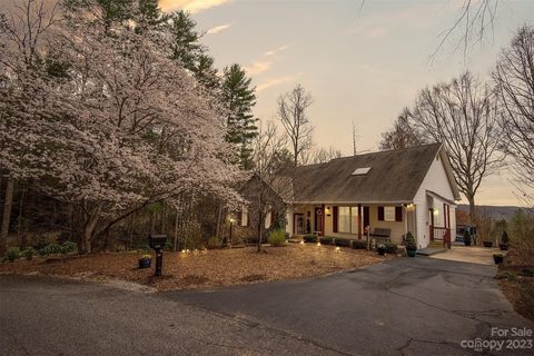 2036 Deep Woods Drive sold home in Willow Ridge, Hendersonville, NC