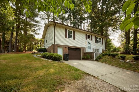 136 Plantation Drive sold home in Windsor Heights, Hendersonville, NC