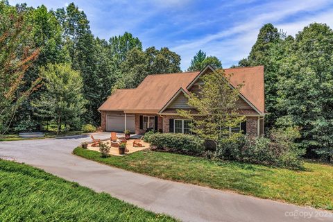 103 Saddle Top Road sold home in Greenbriar, Flat Rock, NC