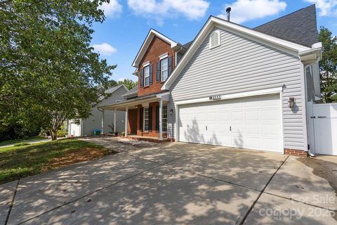 2233 Candlelight Woods Drive sold home in Fairfax Woods, Matthews, NC