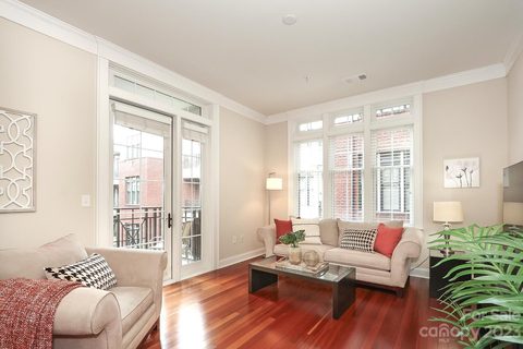 2810 Selwyn Avenue 320