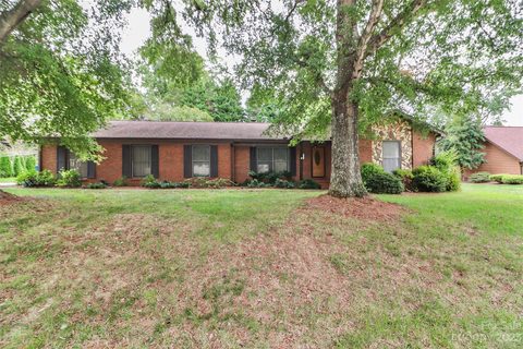 1076 Fairway Drive sold home in Fairway Acres, Newton, NC