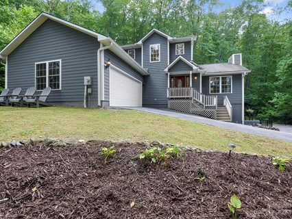 25 Falcon Crest Drive sold home in Sunset Crest Estates, Fairview, NC