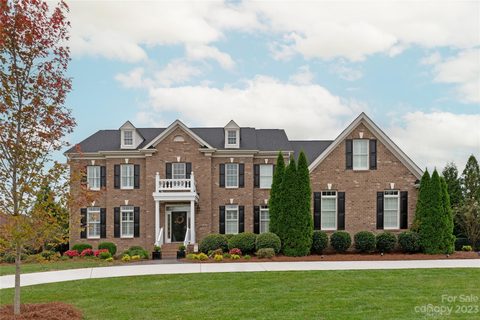 817 Wandering Way Drive