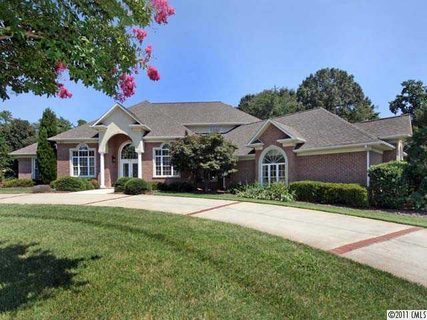 8001 Bay Pointe Drive