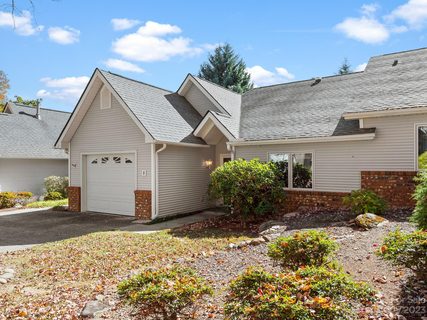 8 Silver Place sold townhome in Mountainbrook Village, Black Mountain, NC