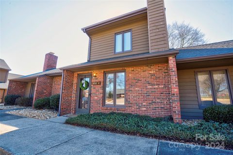 300 4 Pinkney Street sold townhome in Village Square, Shelby, NC