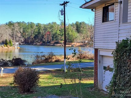 713 Lakeside Drive