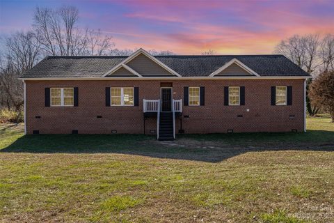 905 13th Street sold home in Lyle Haven, Conover, NC
