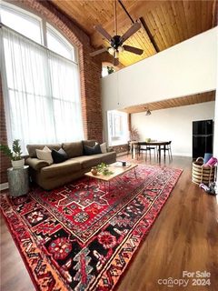 201 S Hoskins Road 133