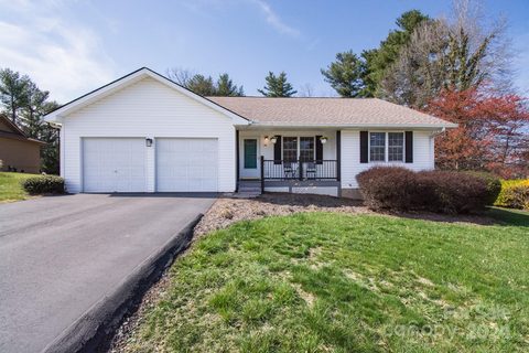 200 Windsor Court sold home in Windsor Heights, Hendersonville, NC