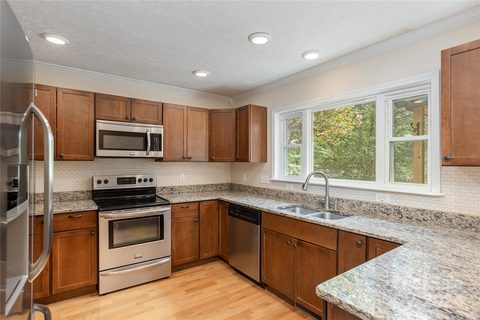 211 Lyndon Lane sold home in Stoney Crest, Hendersonville, NC