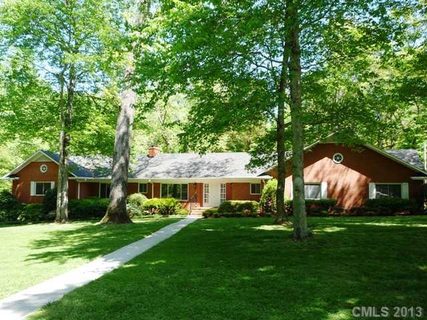 2217 Lakeview Circle