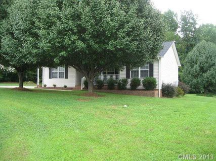 706 Bowen Drive sold home in Oakview Estates, Lowell, NC