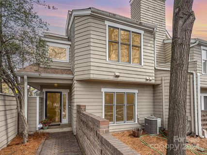 427 8th Street 105 sold home in Springfield Square, Charlotte, NC
