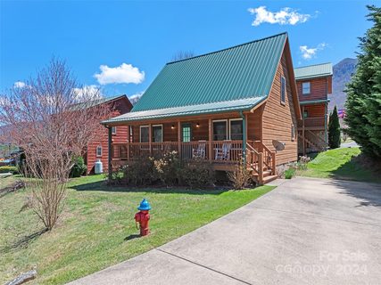 588 Panoramic Loop sold home in Crocketts Meadow, Maggie Valley, NC