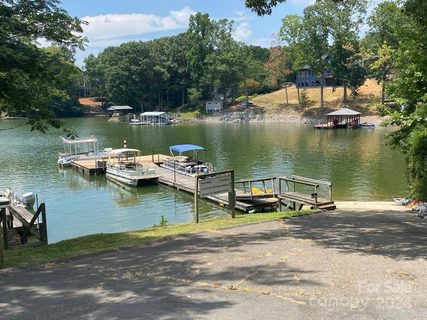 203 Spring Shore Road sold home in Spring Shore, Statesville, NC