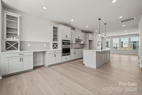 707 Carr Place