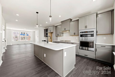 711 Carr Place