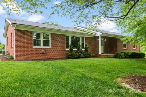 6 Knollridge Road sold home in Woodside Hills, Candler, NC