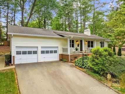 823 Hillcrest Street sold home in McIntosh Hill, Hendersonville, NC