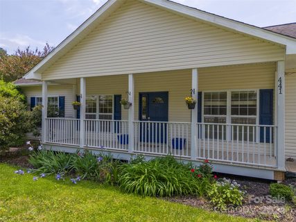 68 Cedarview Lane sold home in Meadowview, Saluda, NC