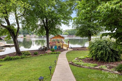 701 Riverside Drive sold home in High Rock Lake, Lexington, NC