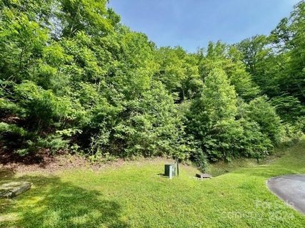 271 Mountain Morning Lane active lot in Cummings Cove, Hendersonville, NC