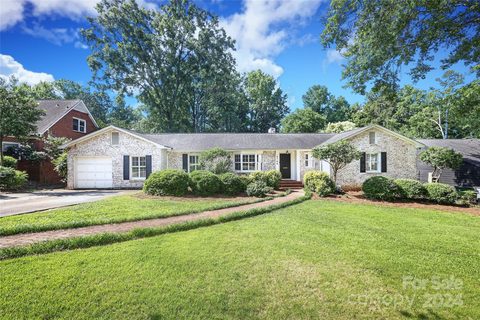 2700 Country Club Lane