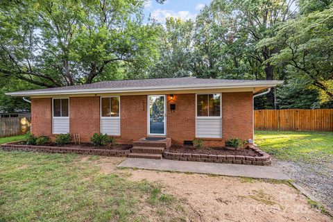 823 Ridgedale Court sold home in Farmcrest, Charlotte, NC