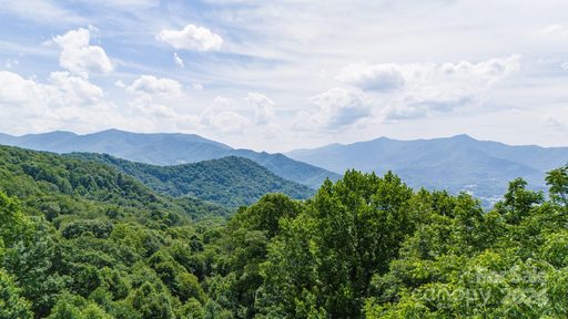 35 Twisted Trail active home in Crestview Pointe, Waynesville, NC