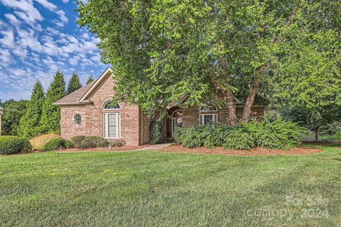 8055 Torquay Drive sold home in Fenton Dell, Harrisburg, NC