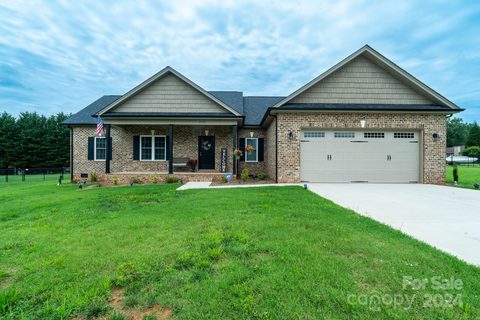 2135 Evergreen Drive sold home in South Lakes, Newton, NC