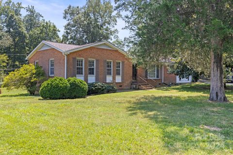 8315 Westbourne Drive sold home in Westbourne, Charlotte, NC
