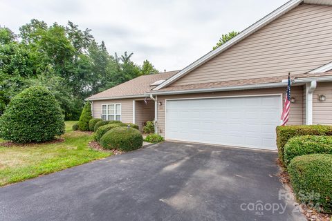 302 Castle Creek Drive sold home in Castle Creek Village, Waynesville, NC