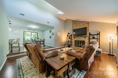 1721 Farm Pond Court sold home in Kingswood South, Gastonia, NC