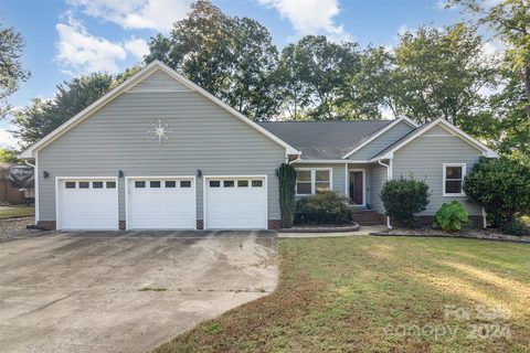 8200 Blackjack Oak Court sold home in The Oaks Estates, Harrisburg, NC