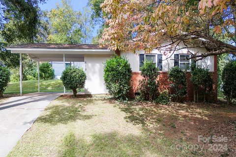 818 Yellowstone Drive sold home in Glendale Acres, Charlotte, NC