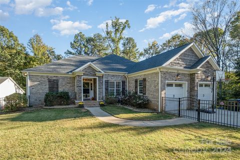 305 Hillcrest Drive sold home in Walden Ridge, Huntersville, NC