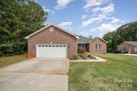 2206 Evergreen Drive sold home in South Lakes, Newton, NC
