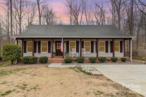348 Sugar Creek Crossing sold home in Avery Lake, Fort Mill, SC