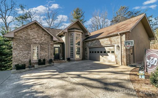 1129 New Castle Court sold home in Windsor Park, Asheville, NC
