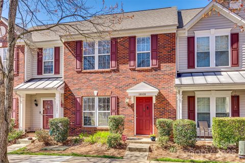 19009 Coachmans Trace sold townhome in Glenridge, Cornelius, NC