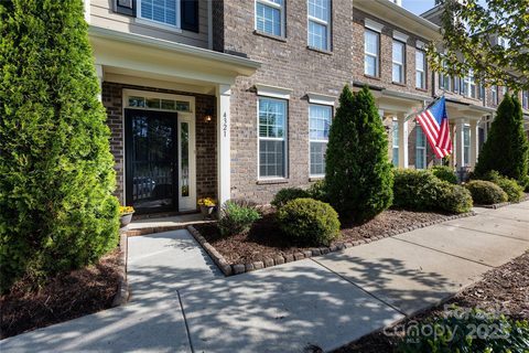 4321 Courtly Lane