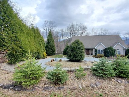 526 Grand Oaks Drive sold home in Grand Oaks, Hendersonville, NC