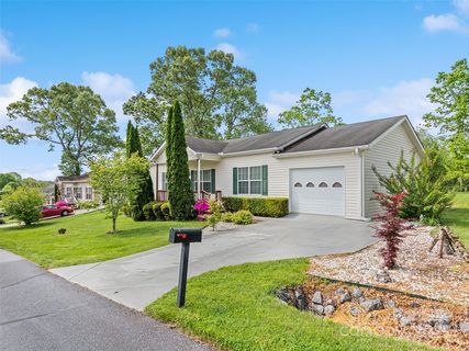 135 Middle Street sold home in White Oak Village, Hendersonville, NC
