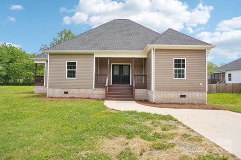 205 Sheffield Drive sold home in English Garden Park, York, SC